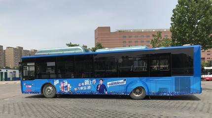 移動的城市名片 艾迪亞傳媒公交廣告與定制巴士營銷價值解析